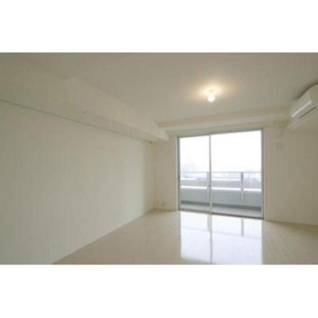 リビングからはバルコニーへのアクセスができます。※写真は同タイプ住戸です。