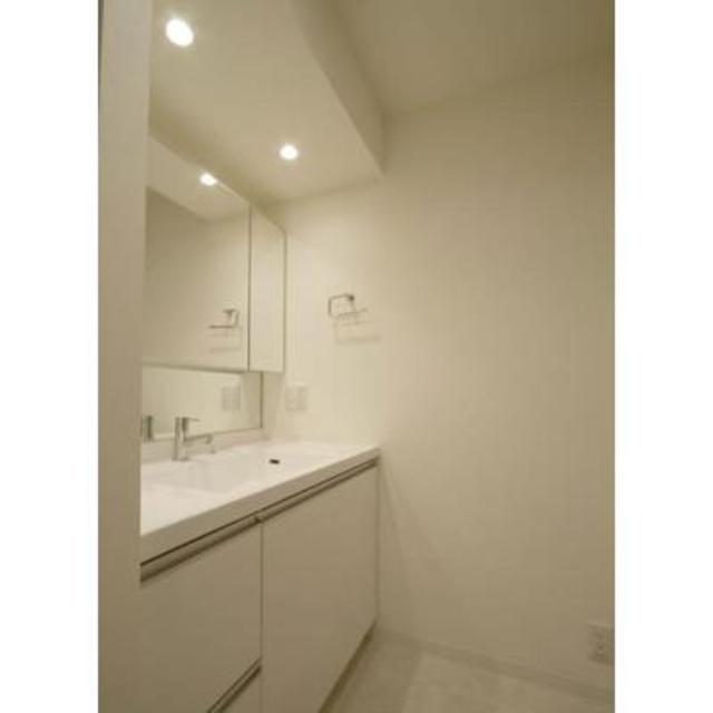 白くシンプルな洗面所の様子です。※写真は同タイプ住戸です。