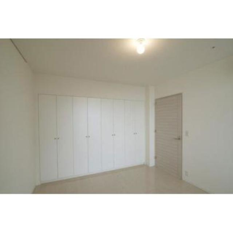 ７．５帖の洋室はクローゼットが完備されています。※写真は同タイプ住戸です。