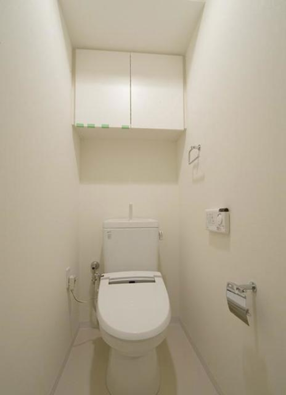 棚があるので掃除用具など整理整頓しやすそうですね。※写真は同タイプ住戸です。