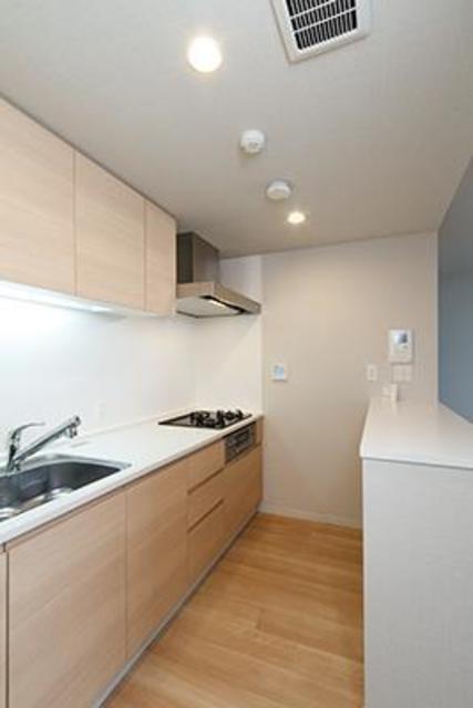 3口のガスコンロが導入されたキッチン。※写真は同タイプ住戸です。