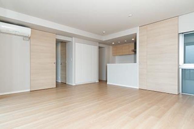 キッチンにはカウンターがあるので、そこから部屋中を見渡すことができます。※写真は同タイプ住戸です。