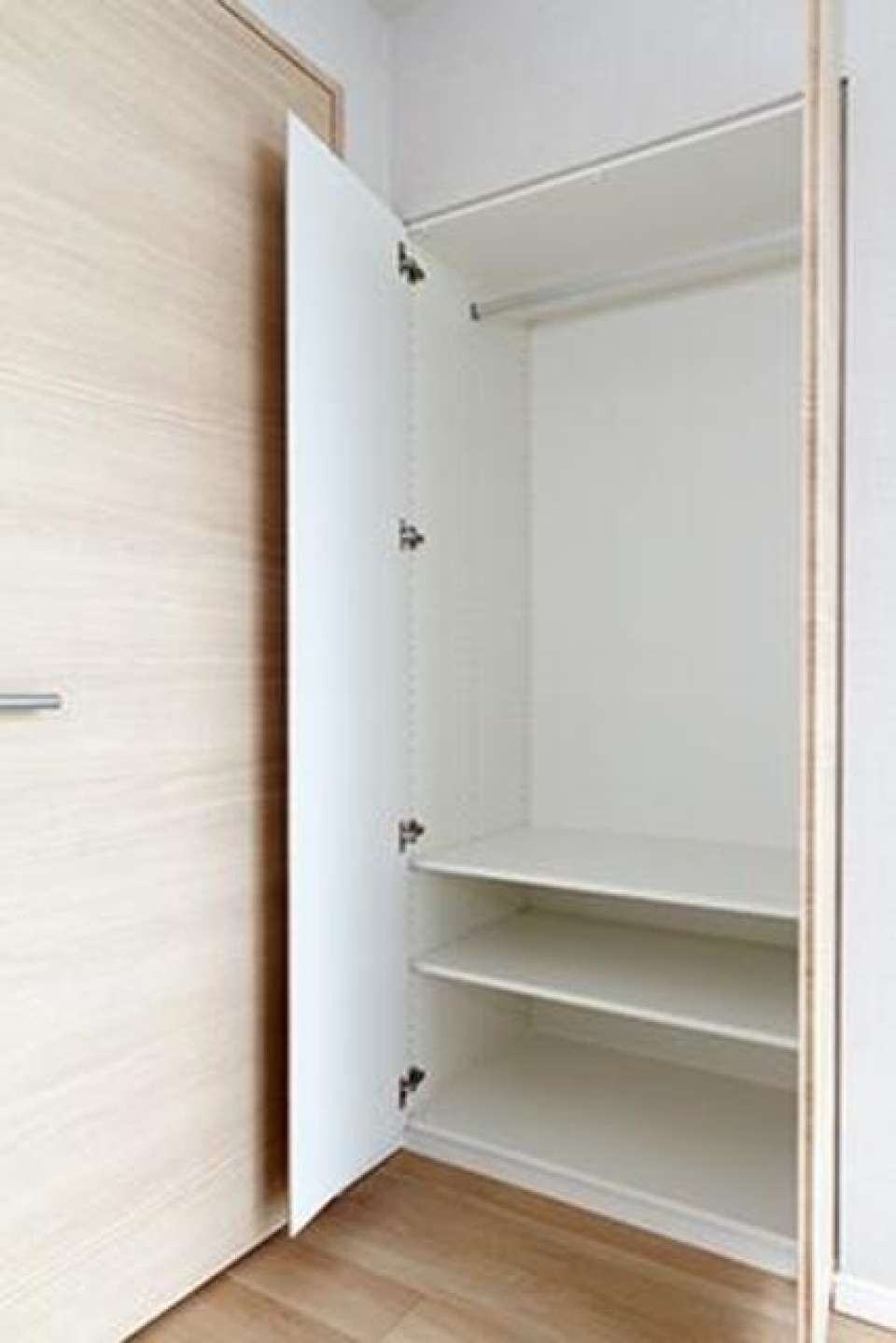 収納を開けた時の様子。※写真は同タイプ住戸です。
