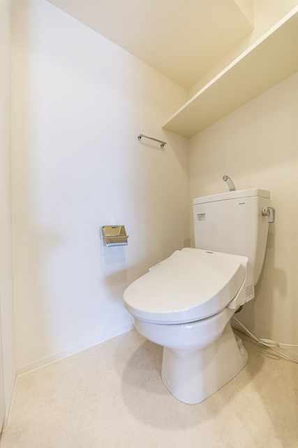 棚があるので掃除用具など整理整頓しやすそうですね。※写真は同タイプ住戸です。