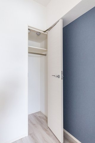 収納を開けた時の様子。※写真は同タイプ住戸です。