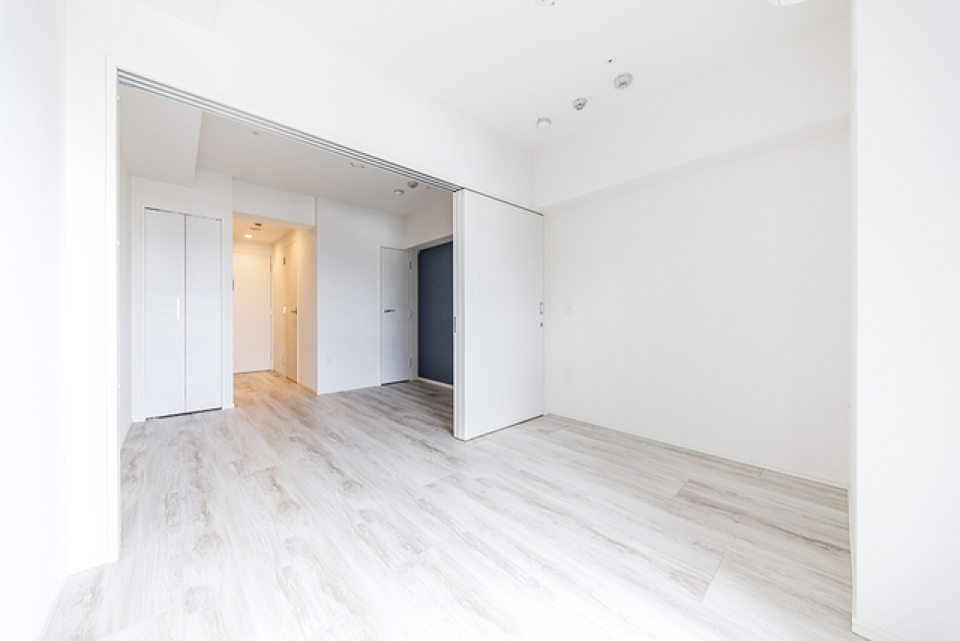 ６．７帖のダイニングキッチンと４．３帖の洋室が広がります。※写真は同タイプ住戸です。