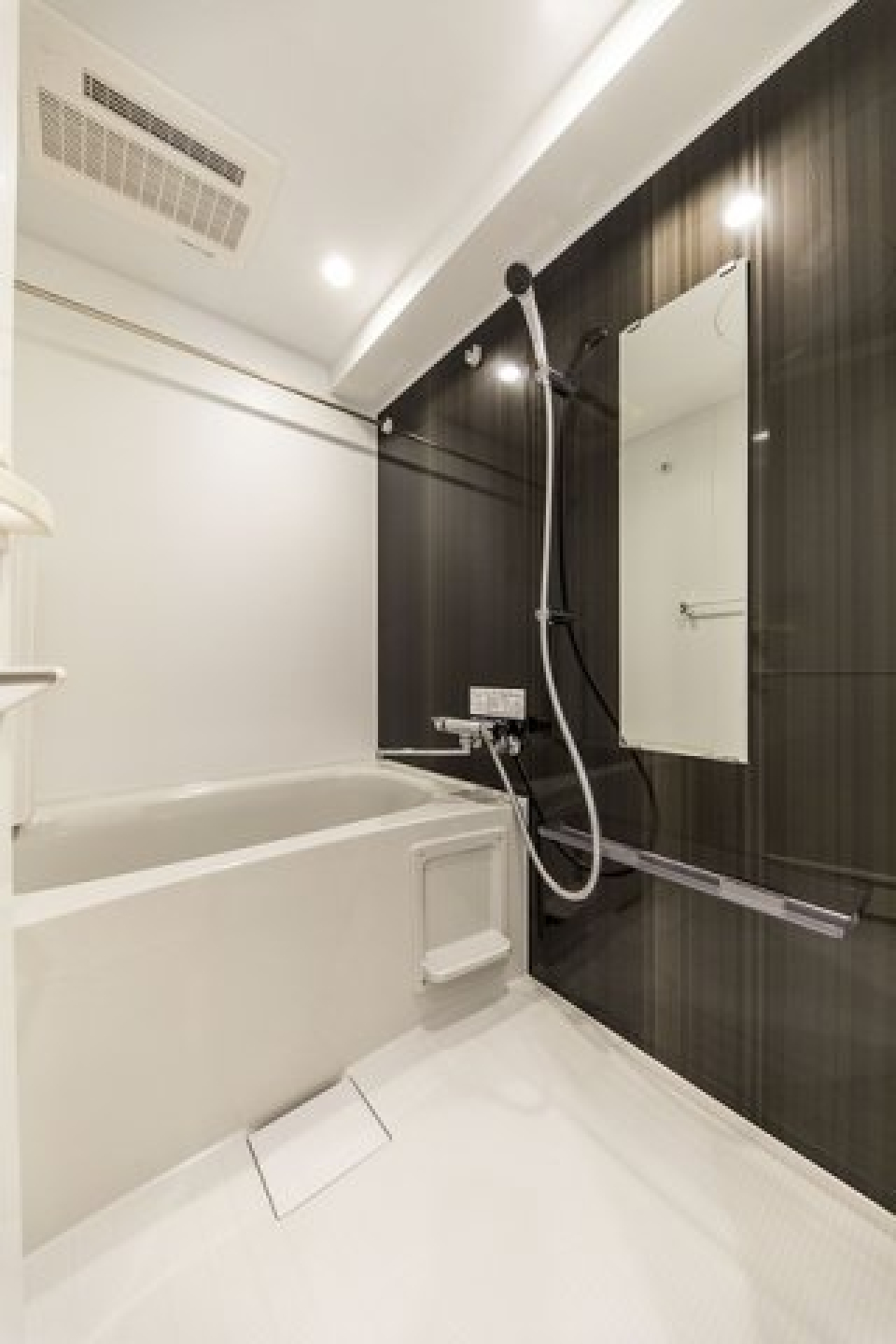 ダークトーンのパネルが採用された浴室。※写真は同タイプ住戸です。