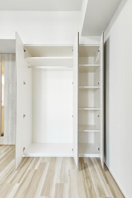 収納を開けた時の様子。※写真は同タイプ住戸です。