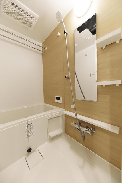 ナチュラルな木目パネルの浴室です。※写真は同タイプ住戸です。