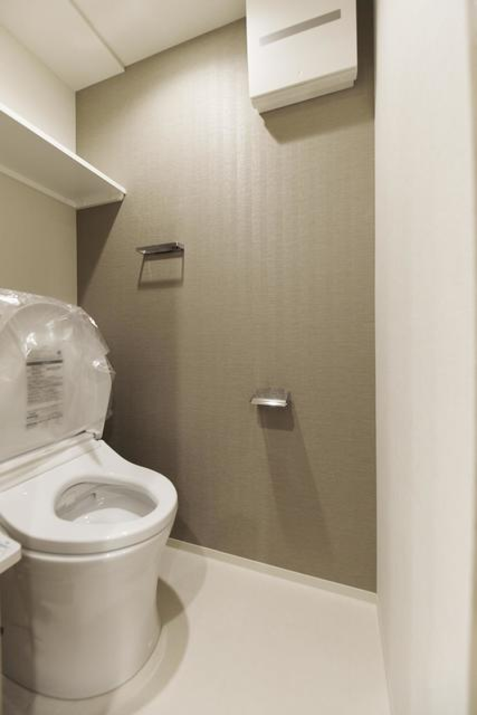 棚があるので掃除用具など整理整頓しやすそうですね・※写真は同タイプ住戸です。