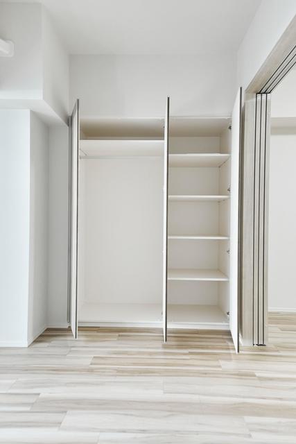 収納を開けた時の様子。※写真は同タイプ住戸です。