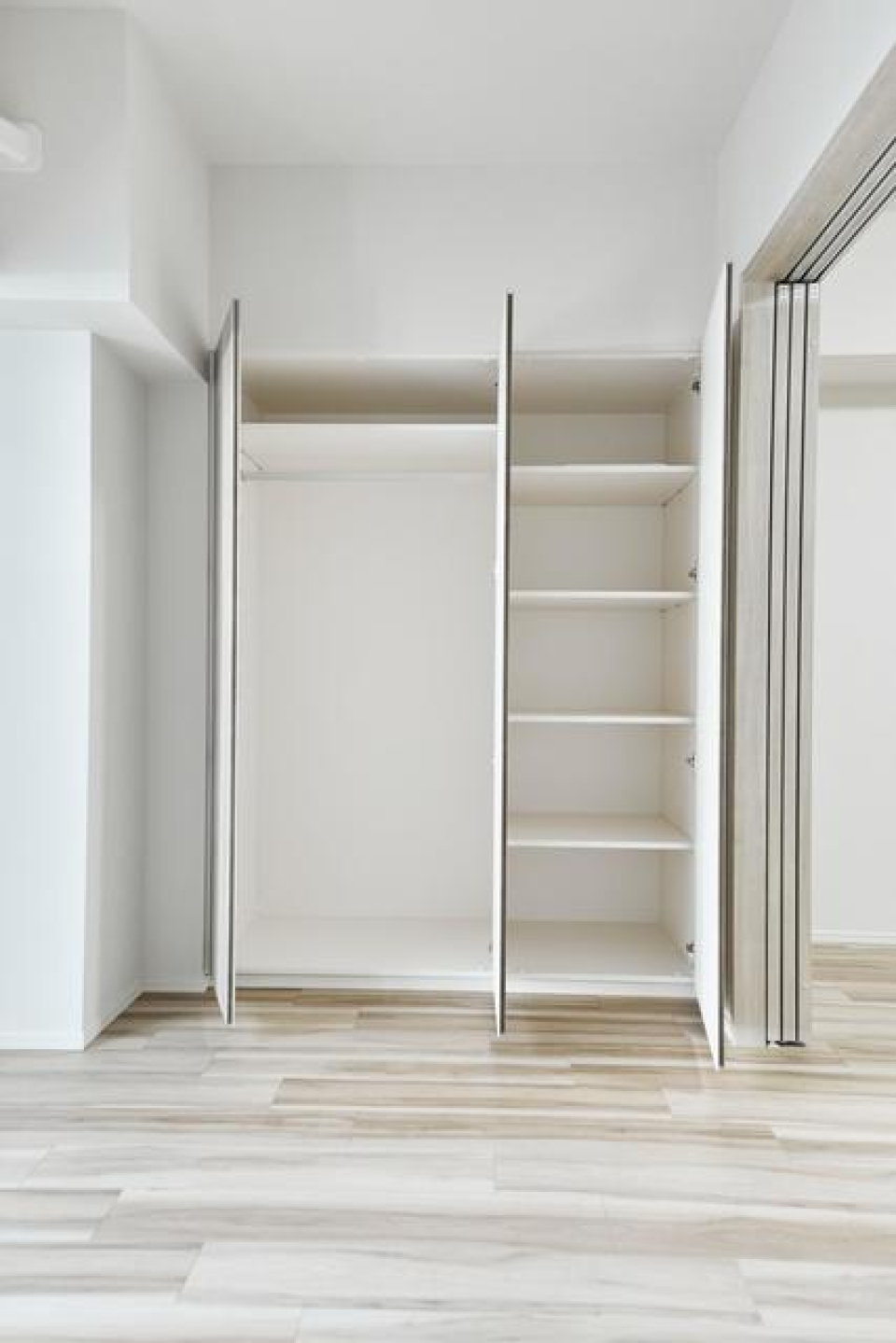 収納を開けた時の様子。※写真は同タイプ住戸です。