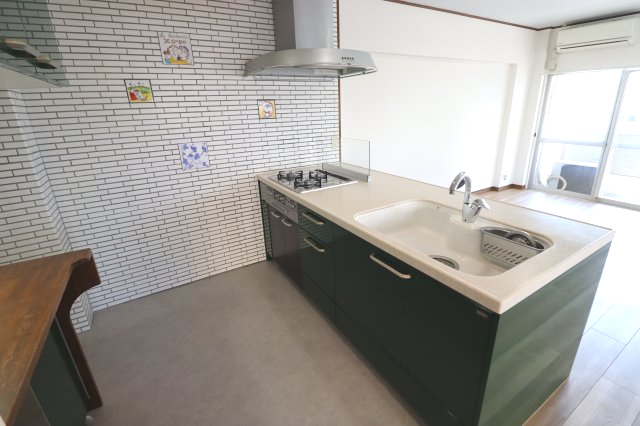 キッチンパネルが緑なのが可愛いですね‼
