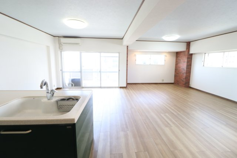 対面式キッチンからリビングとバルコニーを望むことができます。