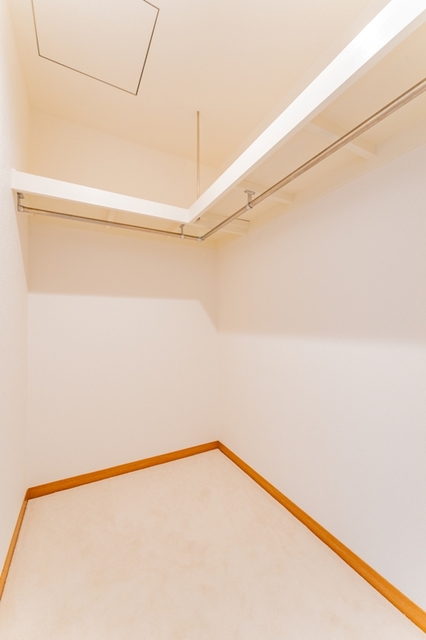 洋室からはウォークインクローゼットにアクセスができます。※写真は同タイプ住戸です。