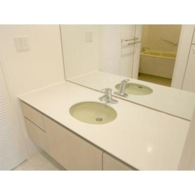 洗面台の鏡は広々としていて、2～3人は並べちゃう!?朝の支度が楽になりそうですね♪

※写真は同タイプ住戸です。