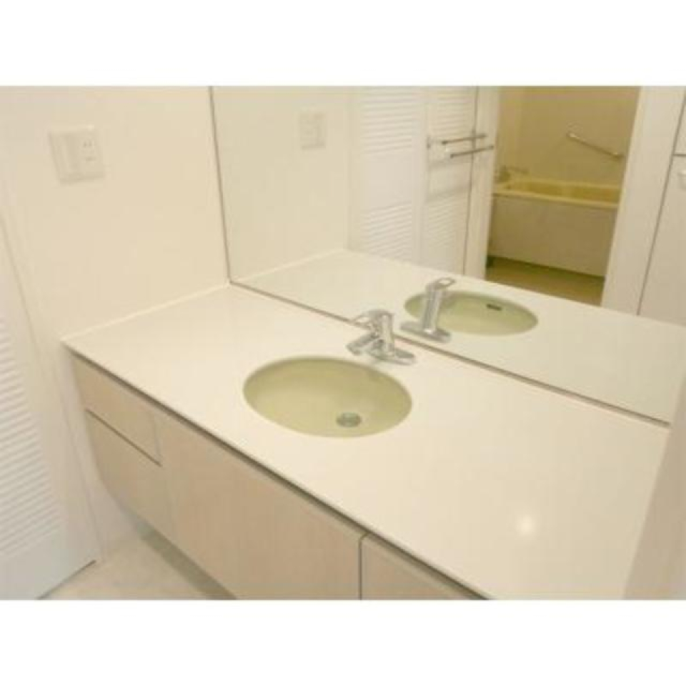 洗面台の鏡は広々としていて、2～3人は並べちゃう!?朝の支度が楽になりそうですね♪

※写真は同タイプ住戸です。