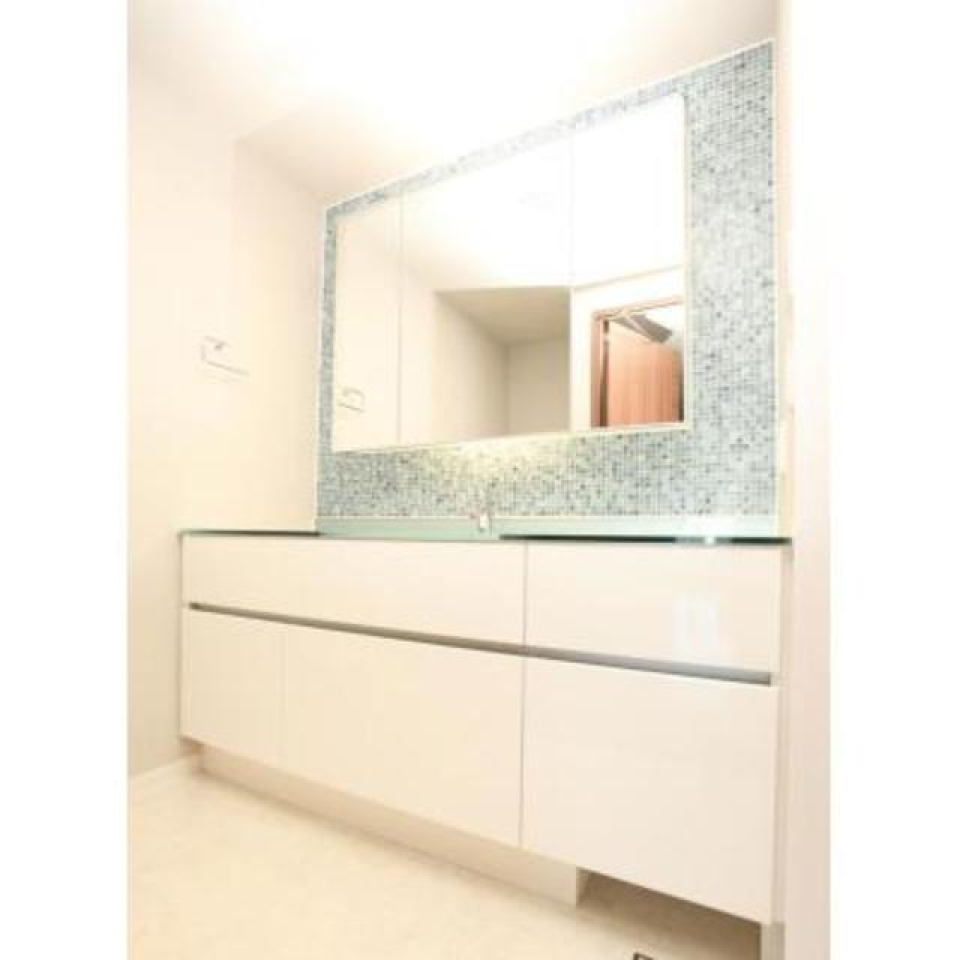 ゆとりのある洗面所です。※写真は同タイプ住戸です。