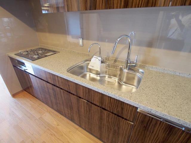 ゆとりのあるキッチンです。※写真は同タイプ住戸です。