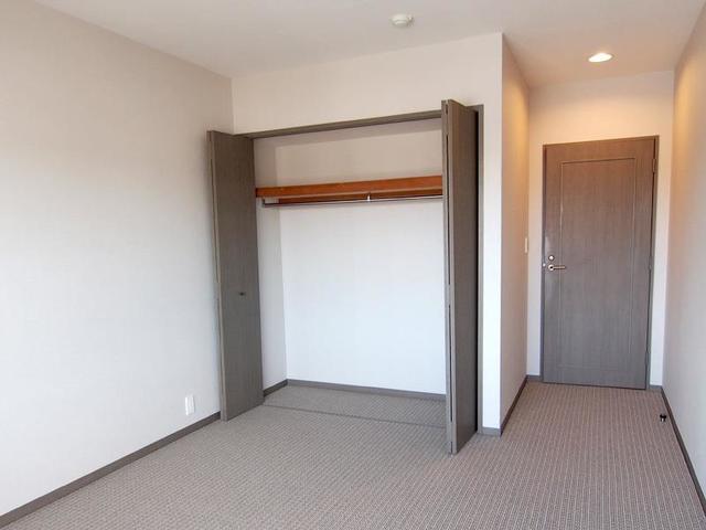 収納を開けた時の様子、※写真は同タイプ住戸です。