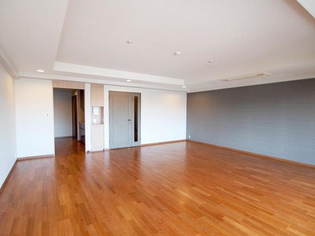 ２４．４帖のリビングダイニングルームが広がります。※写真は同タイプ住戸です。