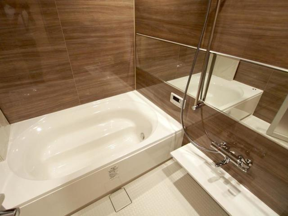 浴槽は座れるタイプです。※写真は同タイプ住戸です。