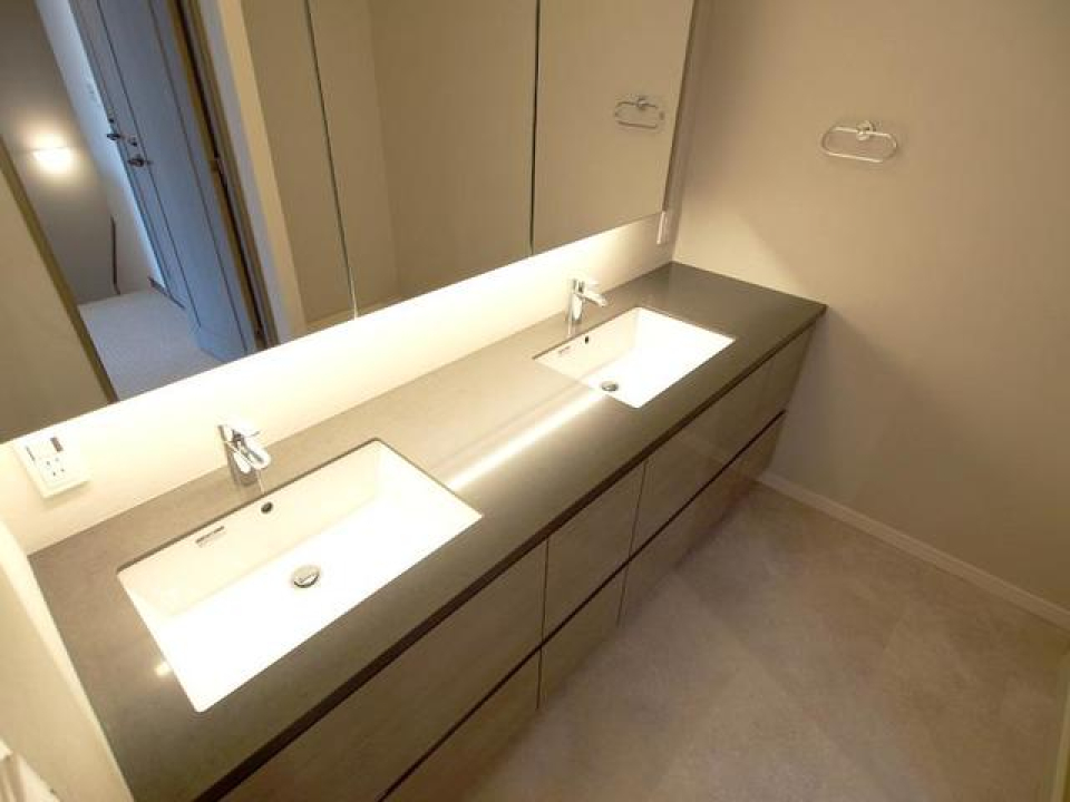 手元を照らしてくれる洗面台です。※写真は同タイプ住戸です。