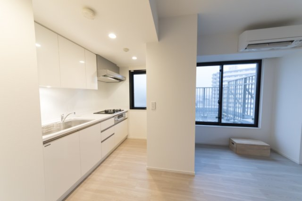 ちょっとした壁でキッチンとの空間と区切られています。