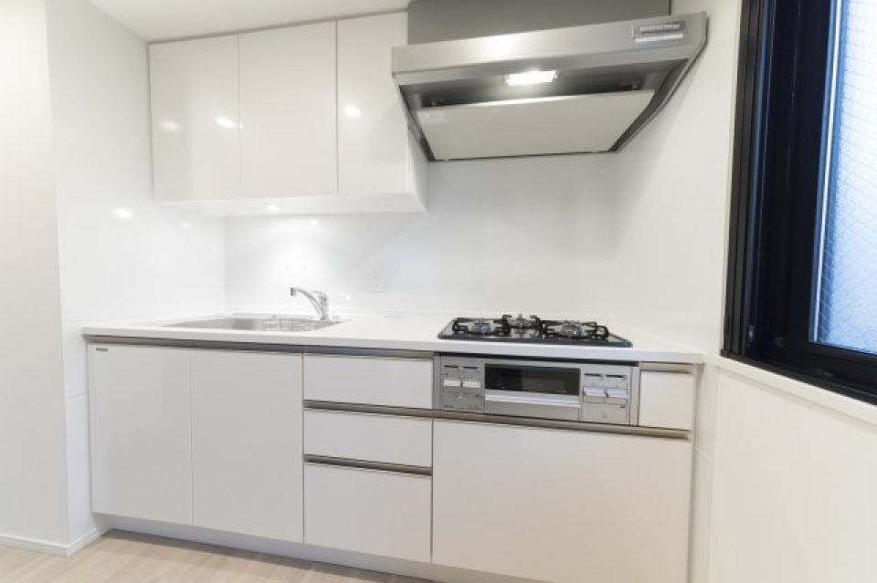 3口のガスコンロが導入されたキッチン。