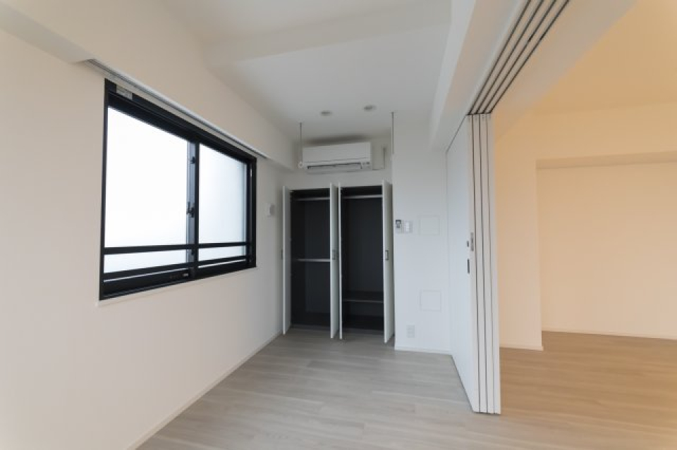 5.2帖の洋室にはクローゼットが完備されています。