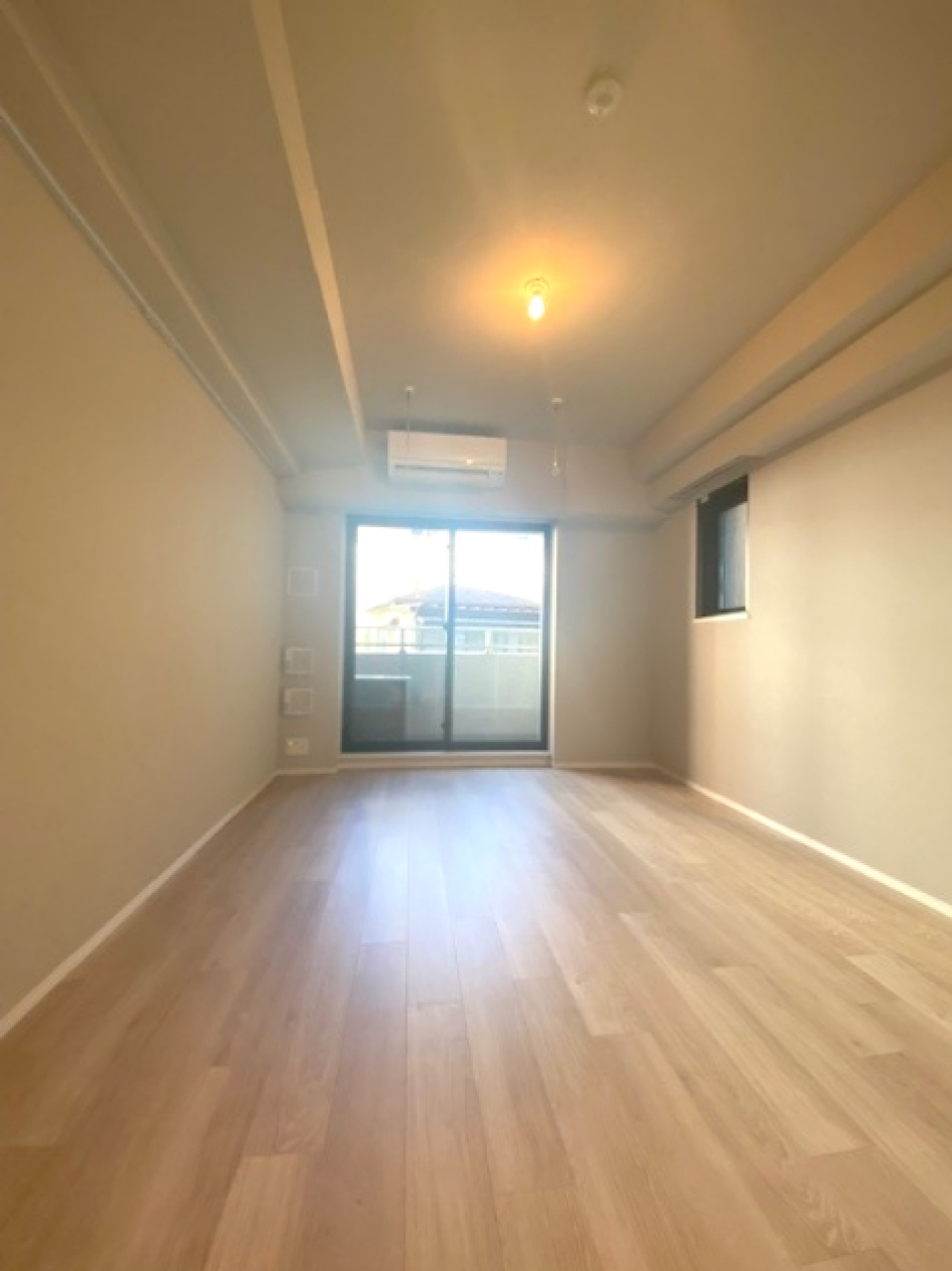 バルコニーから光が差し込みます。※参考写真