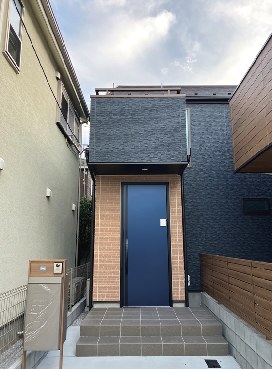 エントランス。シュッとした印象の扉です。