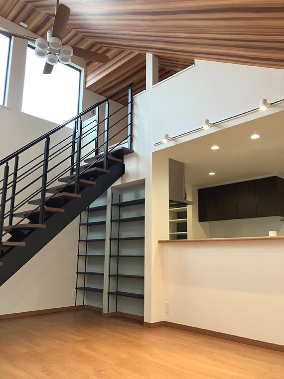 堂々と存在感のある階段がかっこいい。