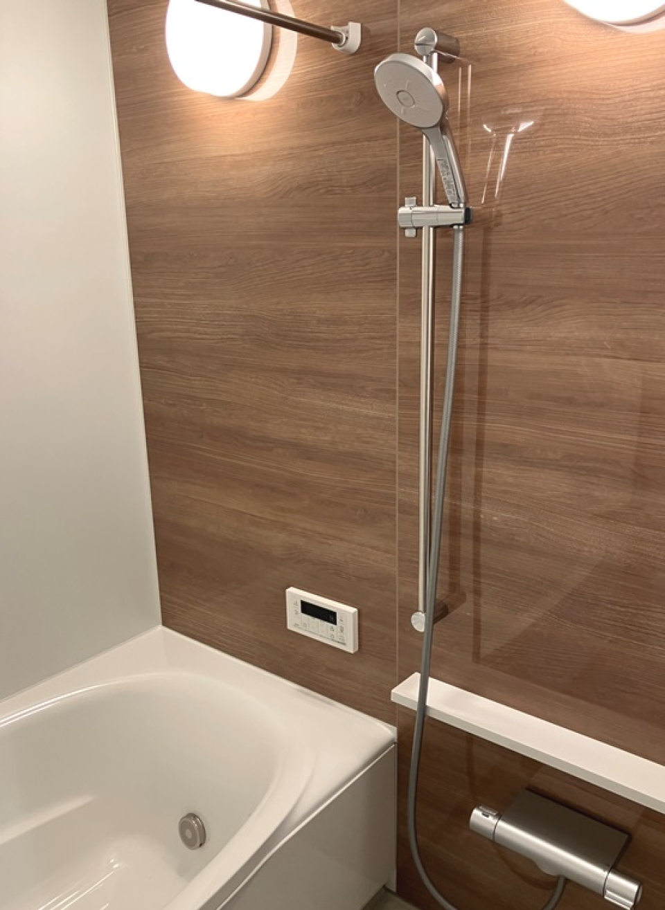 木目パネルがオシャレな浴室。