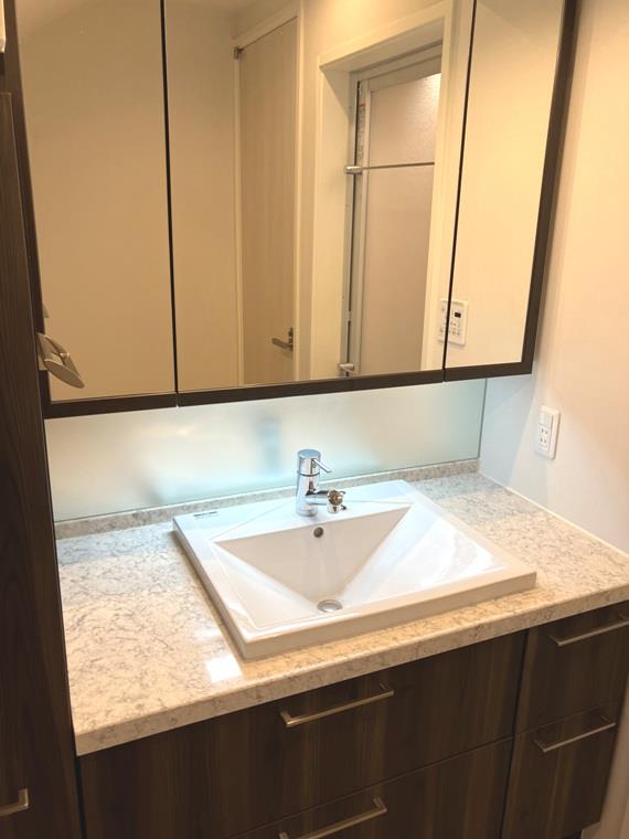 嬉しい三面鏡の洗面台です。