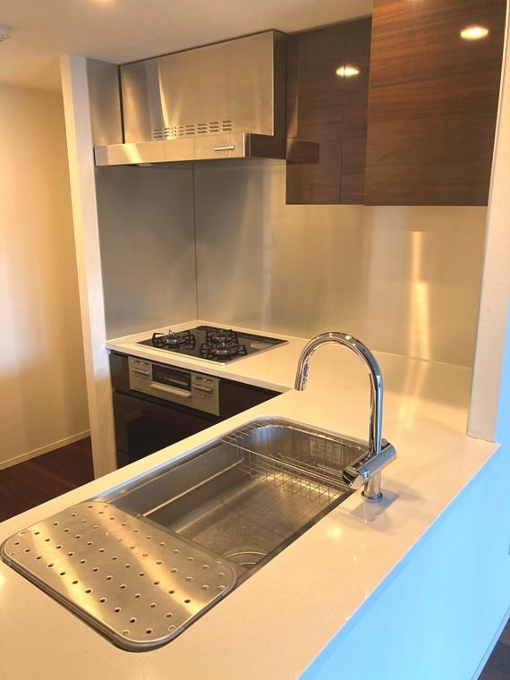 3口のガスコンロが導入されたキッチン。