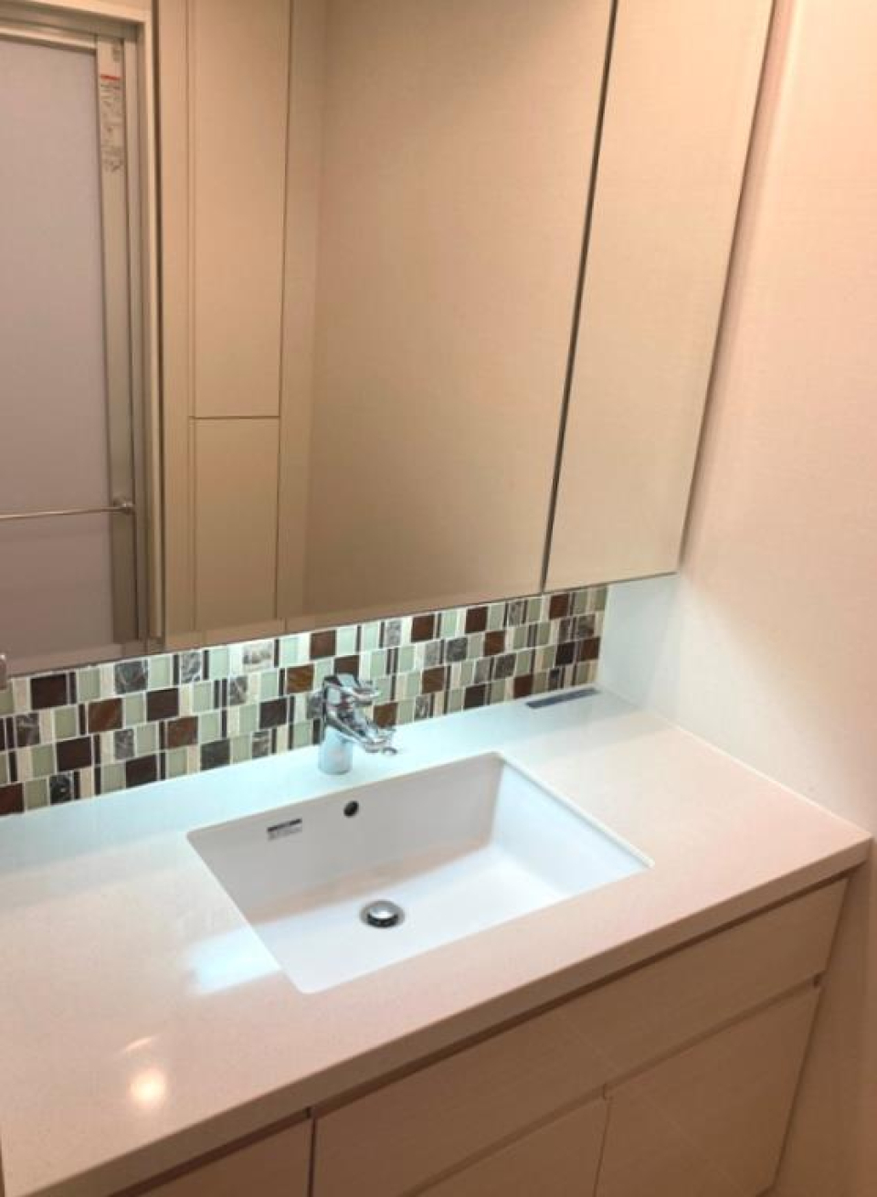 ゆとりのある洗面台。