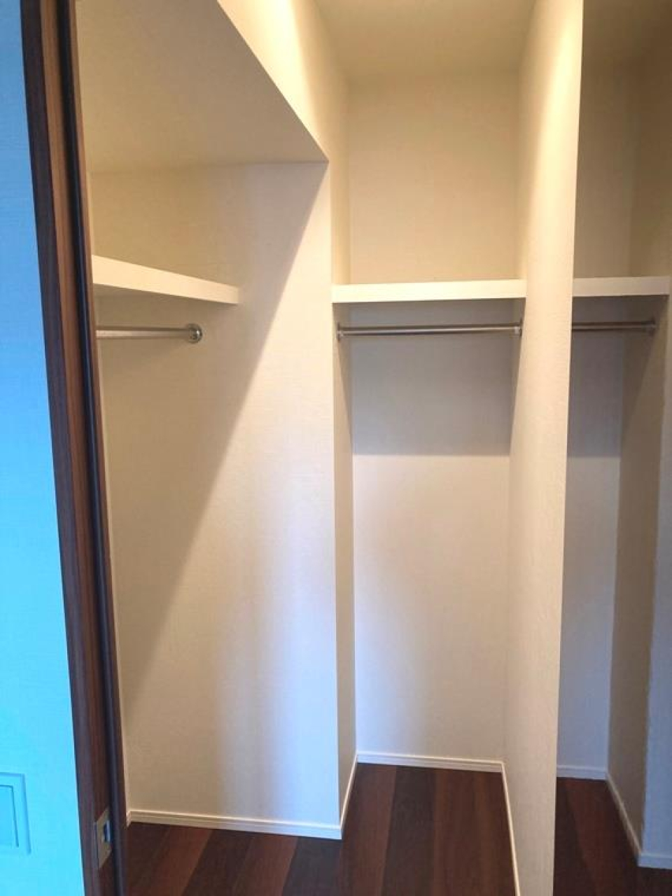 ウォーキングクローゼットを開けた時の様子。