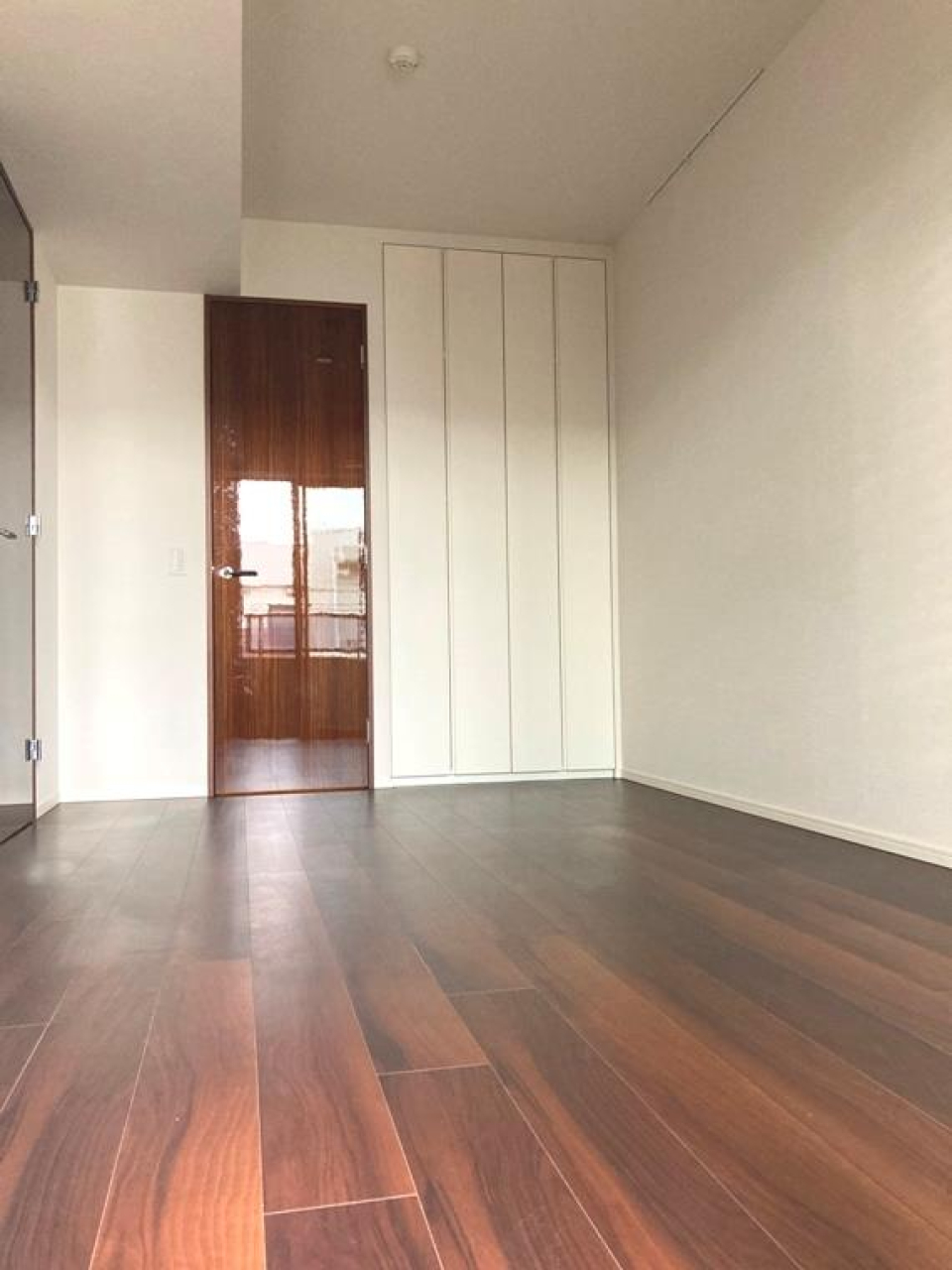 洋室は3部屋あり、7帖の部屋にはクローゼットが完備されています。