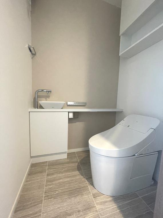 お手洗いもこの広さ！お友達にトイレを貸したら「え？トイレすごいね！」と言われることもあるかもっ！