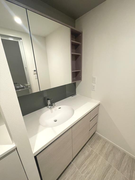 大きな鏡の洗面台。収納場所が多いので、コスメ・ヘアケアなど収納が可能です♪