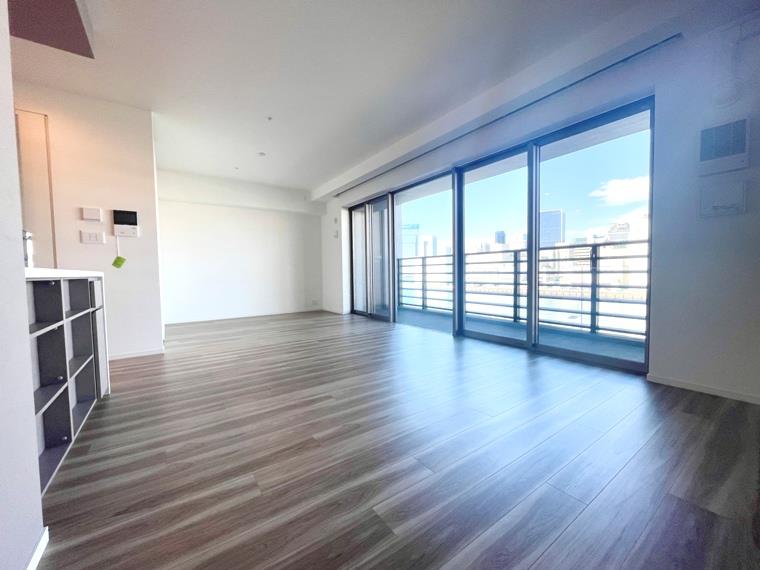 優雅な雰囲気のリビングはなんと20帖！大きな窓から日の光が降り注ぐので、清々しい優雅な朝を迎えられそう！