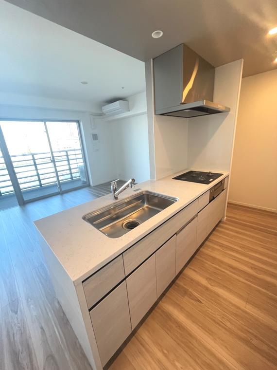 キッチンもシンクが広々していて、対面キッチン式なので、ご家族やパートナーお友達と、楽しくお話しながらお料理できそうですね♪ラグジュアリーなお部屋でパーティなんかもいいですね！