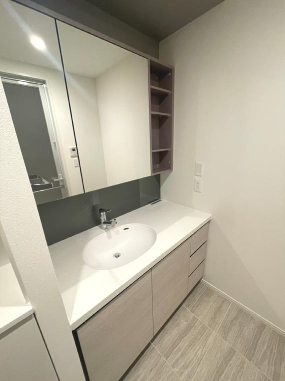 大きな鏡の洗面台。収納場所が多いので、コスメ・ヘアケアなど収納が可能です♪