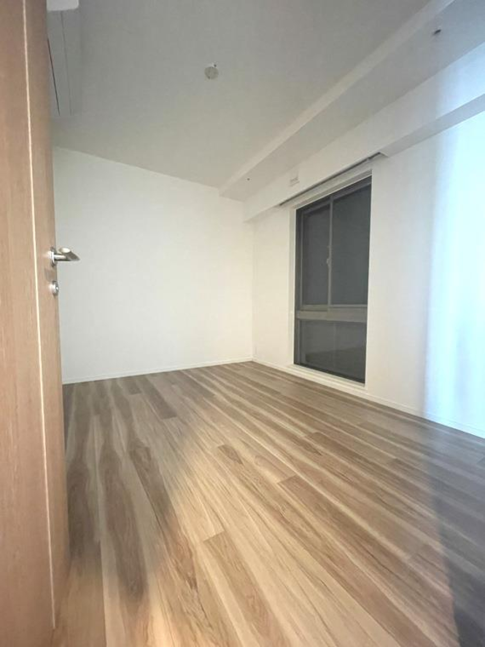 ベッドルームも、ウッドテイストの落ち着いたお部屋になっています♪間接照明を置いて、雰囲気を変えるのもいいですね！