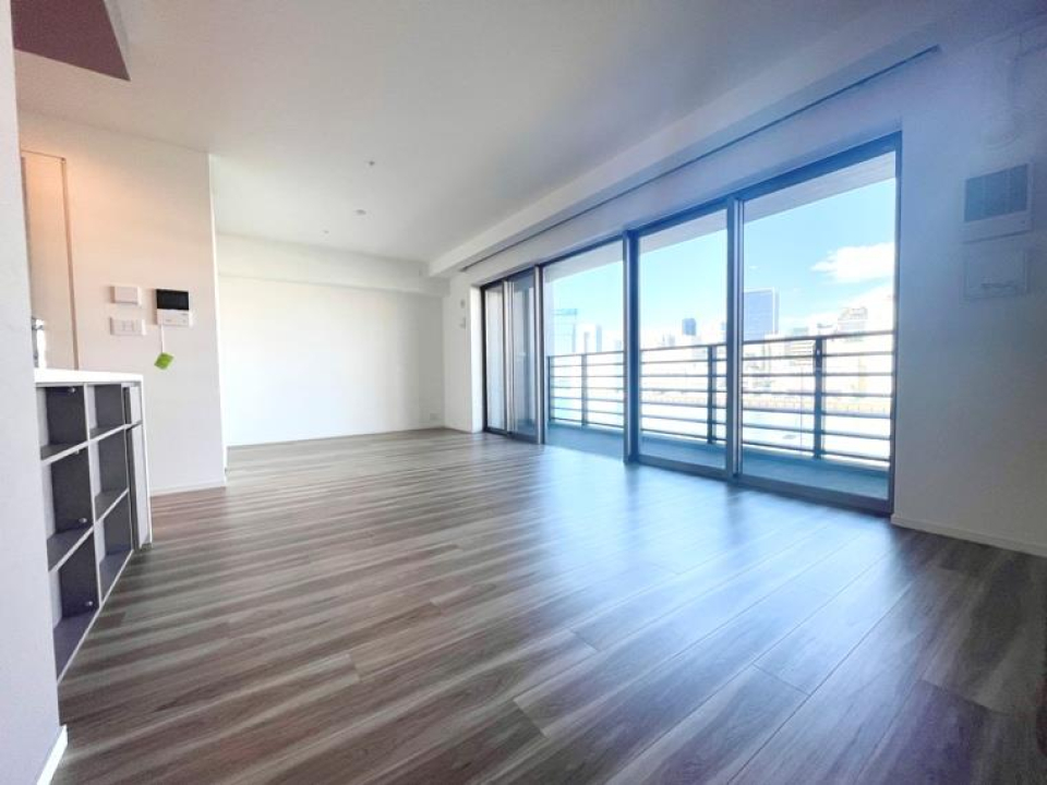 優雅な雰囲気のリビングはなんと20帖！大きな窓から日の光が降り注ぐので、清々しい優雅な朝を迎えられそう！