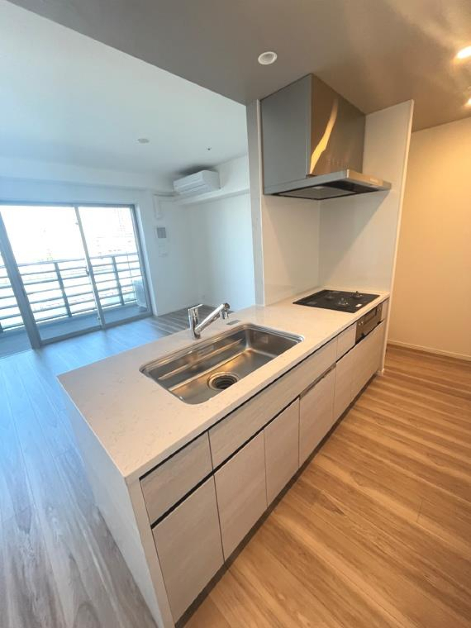 キッチンもシンクが広々していて、対面キッチン式なので、ご家族やパートナーお友達と、楽しくお話しながらお料理できそうですね♪ラグジュアリーなお部屋でパーティなんかもいいですね！