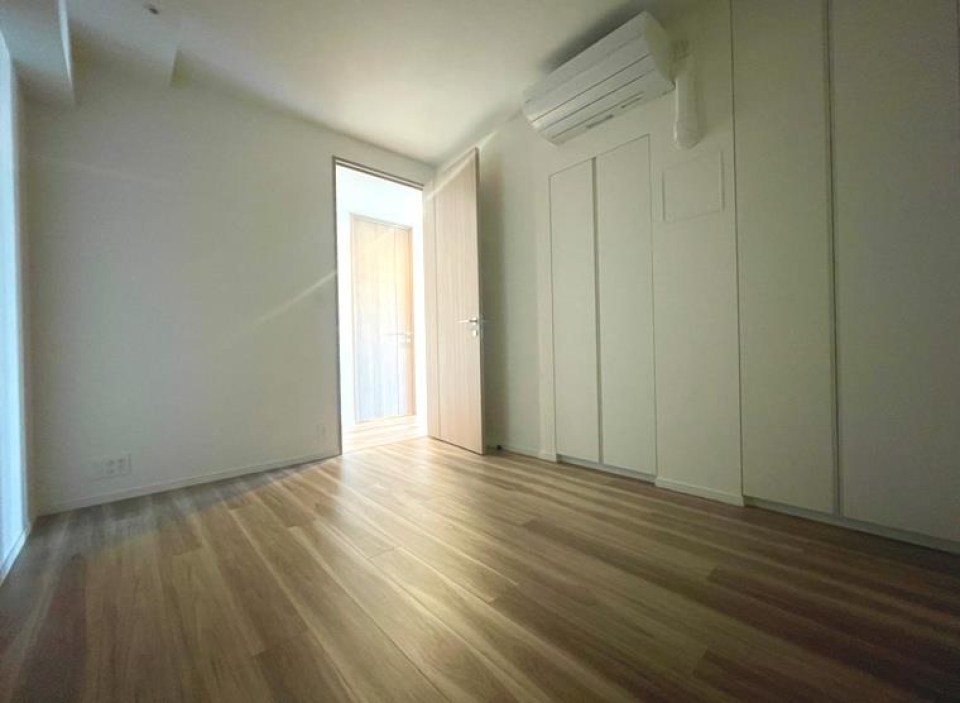 クローゼット付きのお部屋。白い壁なので、お部屋も開放的に見えます♪