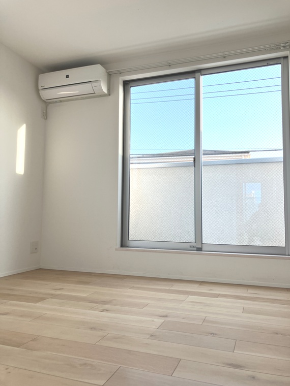 洋室からバルコニーへのアクセスが出来ます。