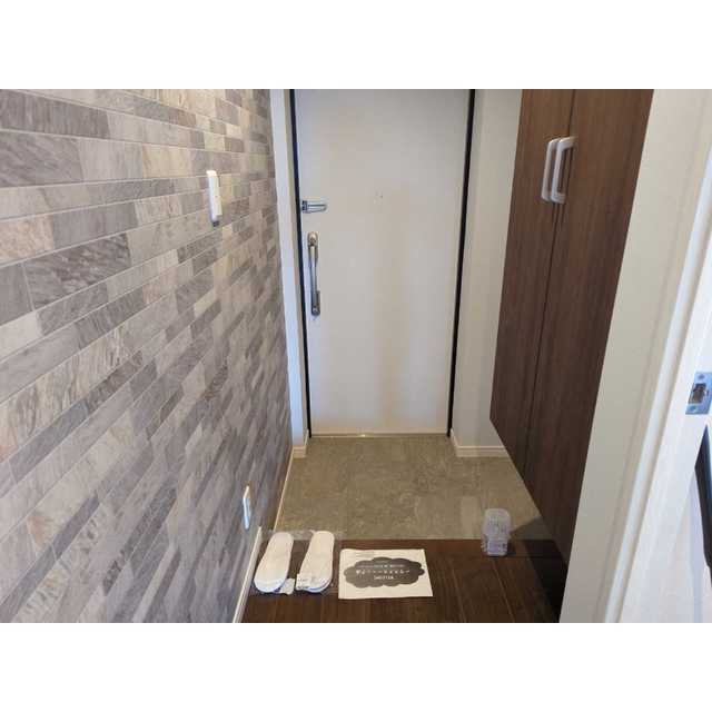 玄関からおしゃれな壁が続いています。